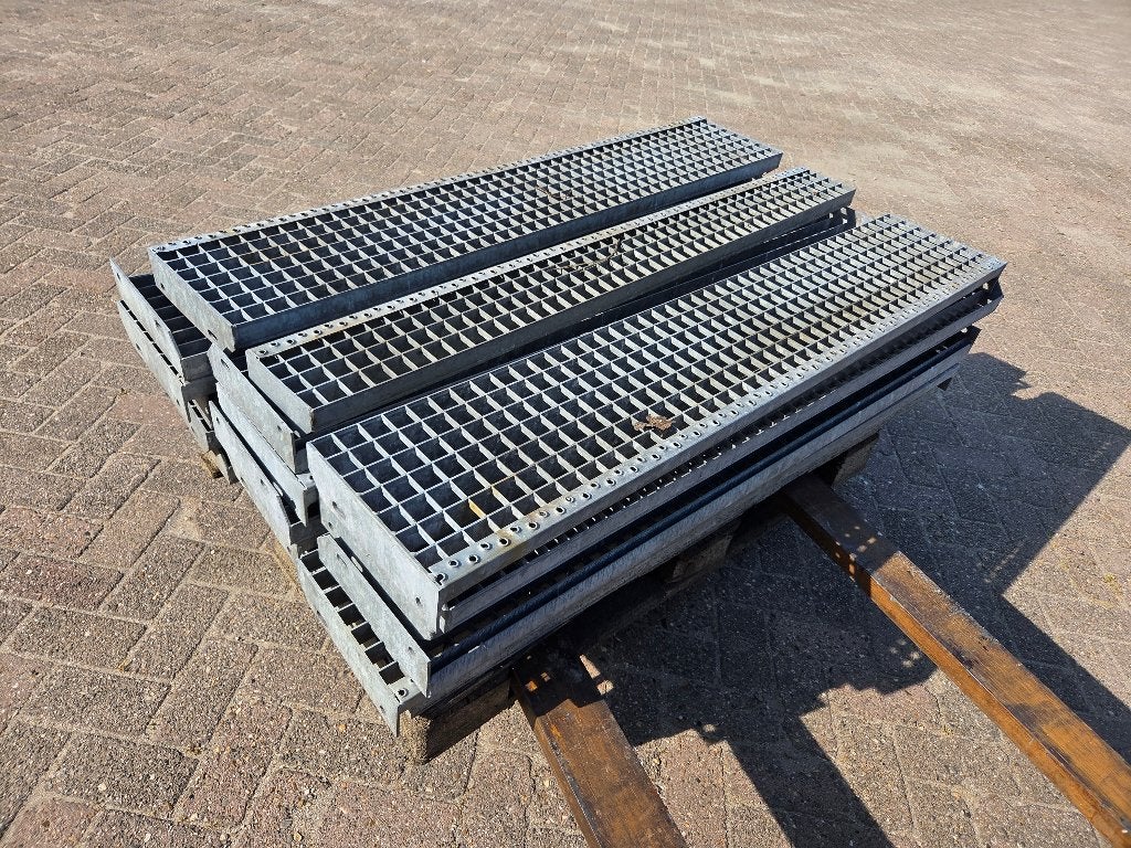 Gegalvaniseerde traptreden /gaastreden, Lang 1.40 m, Ophalen, Zo goed als nieuw