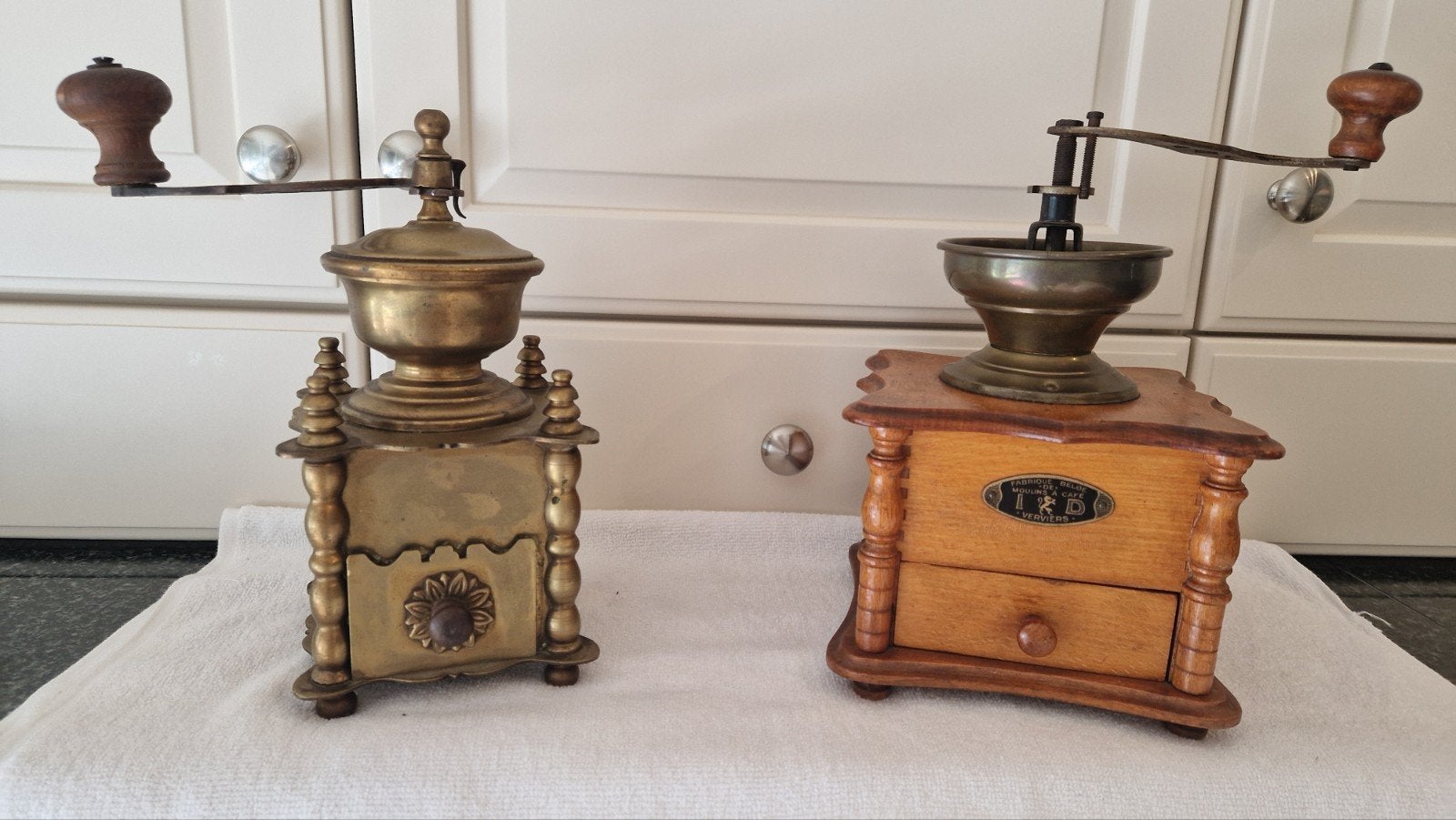 te koop 2 koffiemolens 1 koperen 1  houten van Verviers, Ophalen
