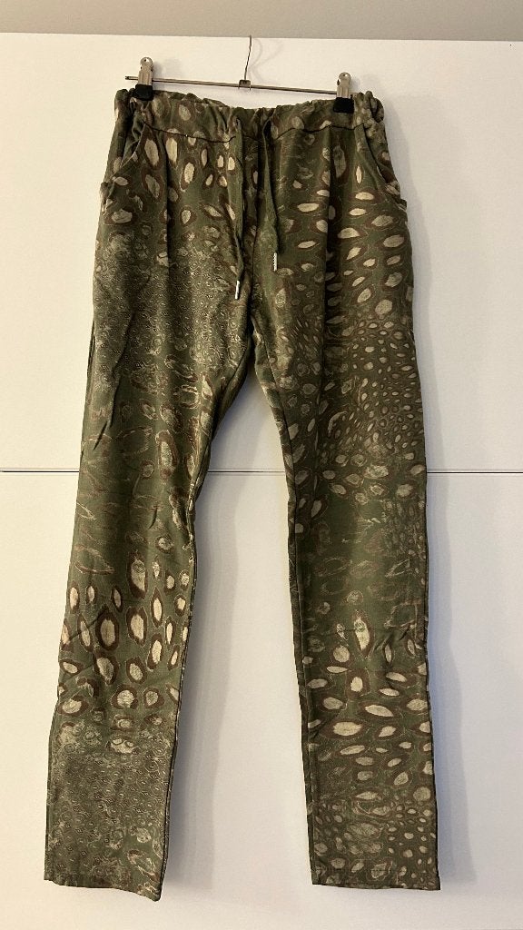 Kaki broek met print, Maat 42/44 (L), Ophalen of Verzenden, Zo goed als nieuw, Lang