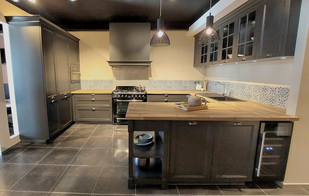 cuisine d'expo a vendre avec gazinière Smeg, Huis en Inrichting, Keuken | Complete keukens, Ophalen, U-keuken, Zwart, Met kookeiland