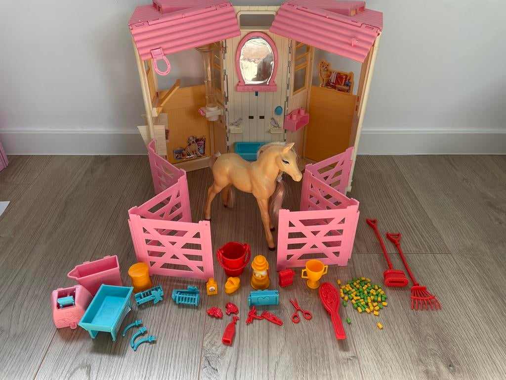 Ecurie de coiffure Barbie avec cheval - 2001 - parfait état, Enfants & Bébés, Jouets | Poupées, Enlèvement ou Envoi, Comme neuf