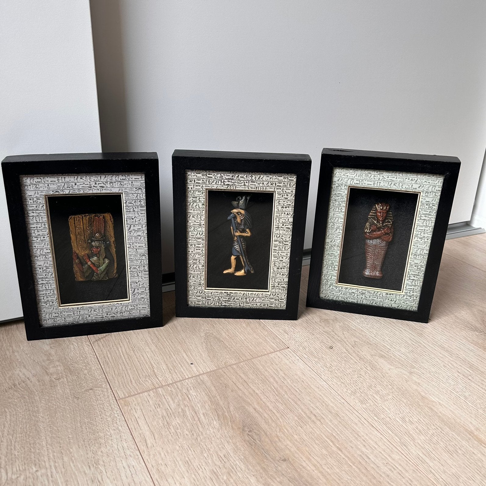Ensemble de 3 statues égyptiennes vintage dans un cadre, Enlèvement ou Envoi, Neuf, Religion