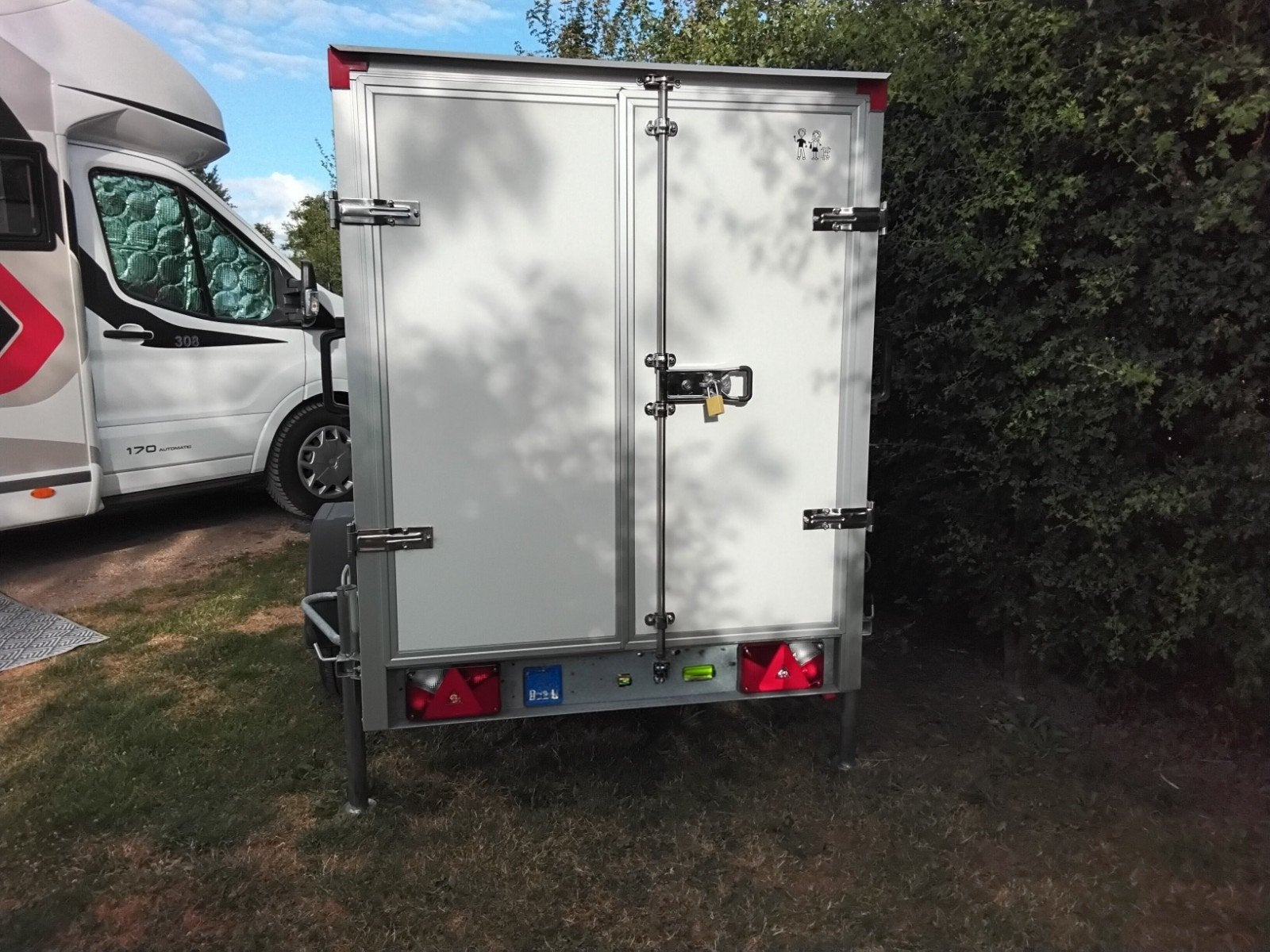 Als nieuw gesloten aanhangwagen van Power-trailer., Ophalen