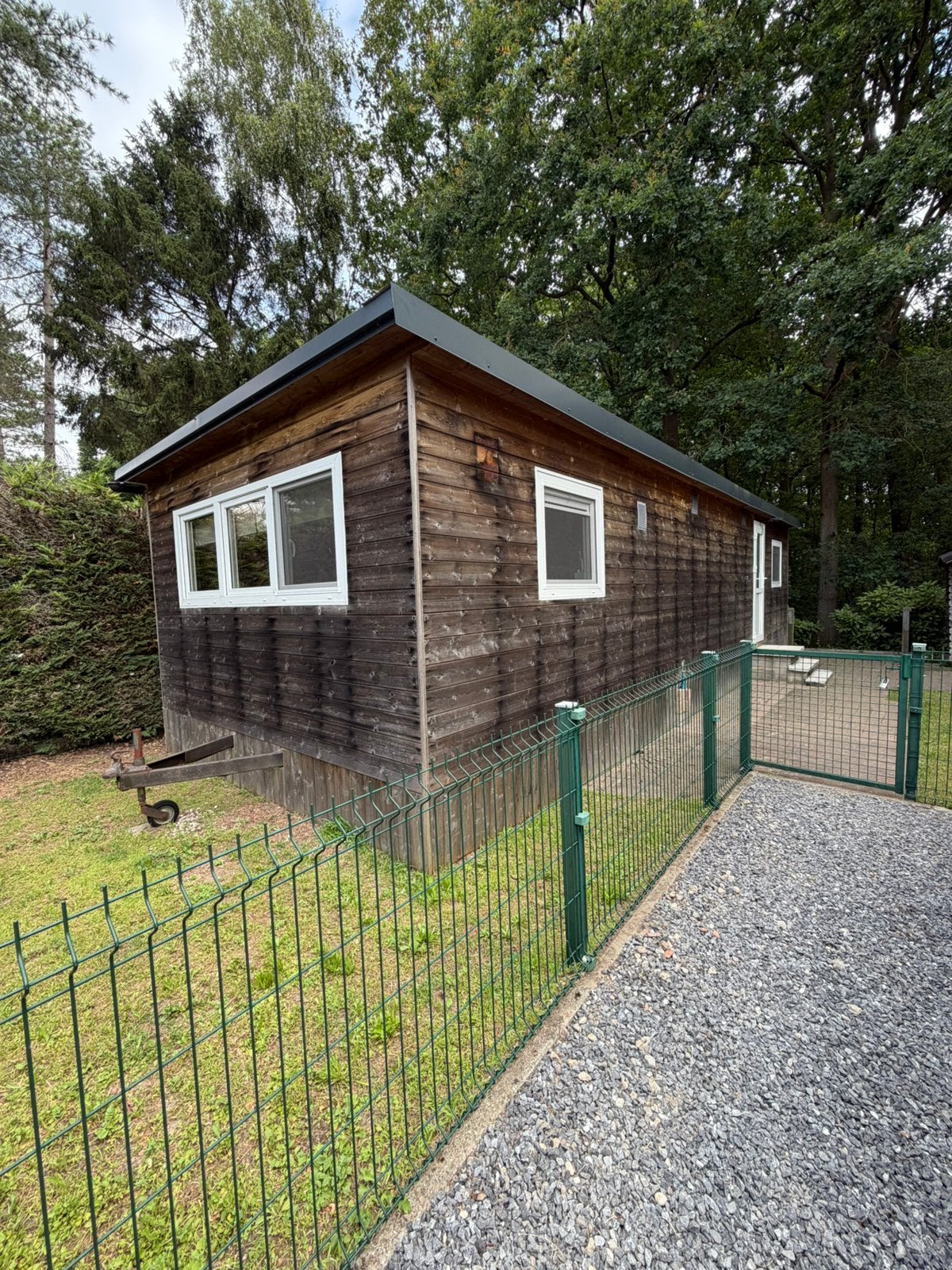 Chalet mooi gelegen aan vijver.
