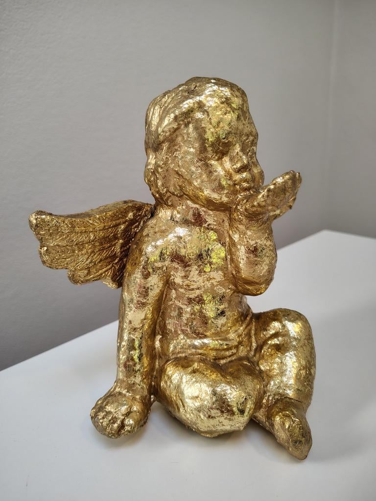 Goudkleurige engel cherubijn in papier-maché, Enlèvement