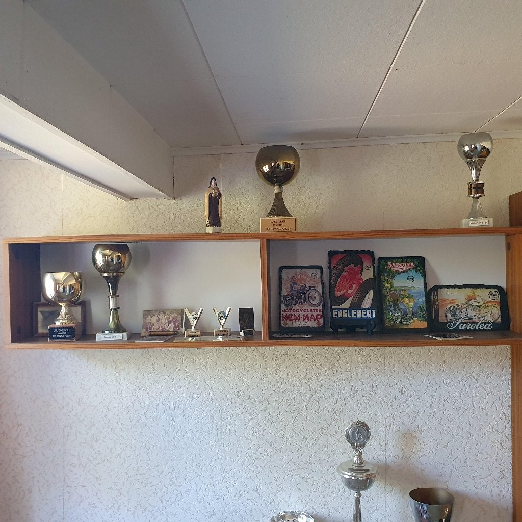 Longue étagère murale / bibliothèque à suspendre, Enlèvement, Comme neuf
