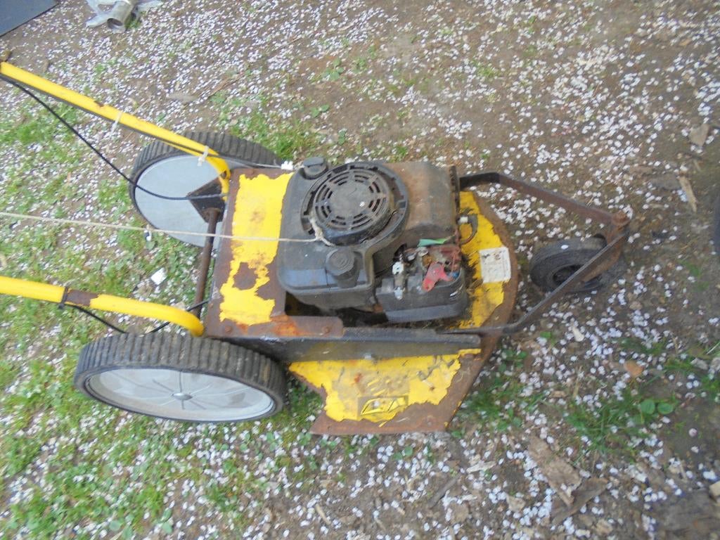 tondeuse faucheuse pour pièces ou a reparer, Ophalen, Gebruikt, Benzine-grasmaaier