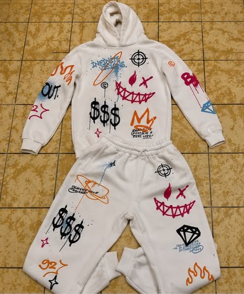 Witte graffiti trainingspak – hoodie en broek, Kleding | Dames, Homewear, Wit, Nieuw, Ophalen of Verzenden, Maat 34 (XS) of kleiner