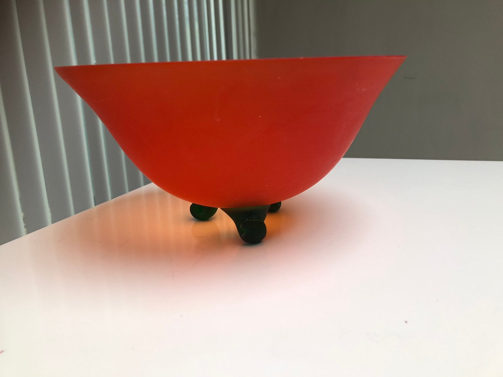 Schaal in gekleurd glas rood, Rond, Comme neuf, Verre, Enlèvement