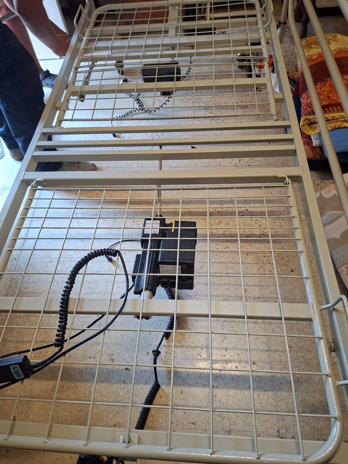 lit électrique 1 personne en parfait état, 90 cm, Gris, Une personne, Enlèvement