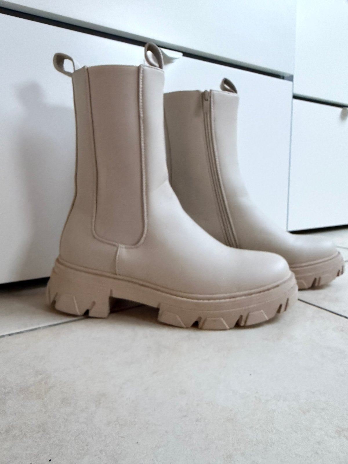 Beige botten, Kleding | Dames, Beige, Lage of Enkellaarzen, Ophalen of Verzenden, Zo goed als nieuw
