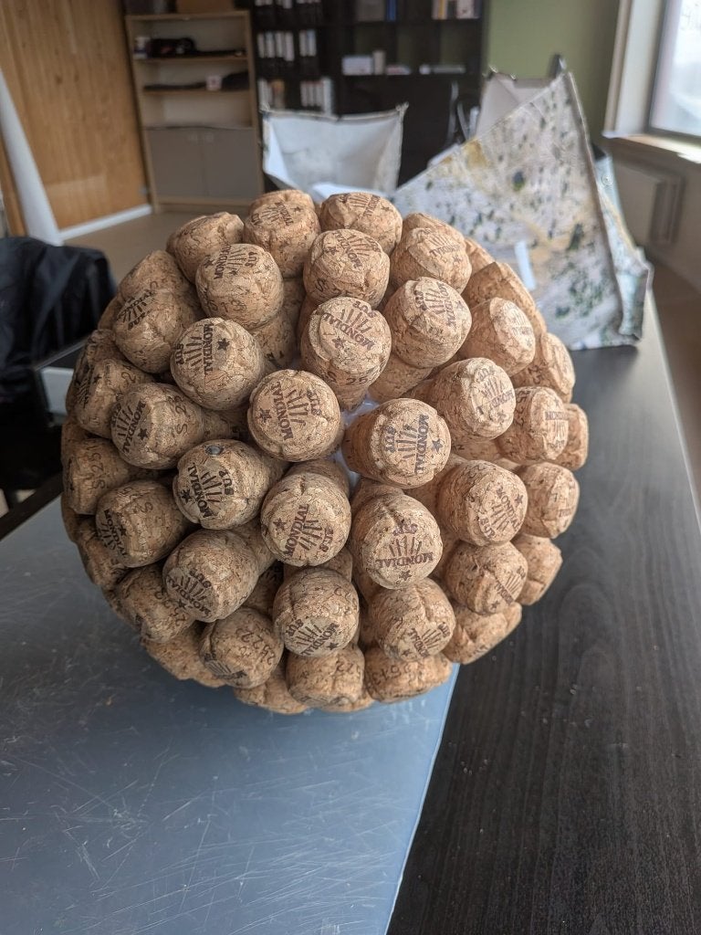 boule avec environ 140 bouchons en liège - diam 24 cm - 35€, Enlèvement ou Envoi, Neuf, Brun, Autres matériaux