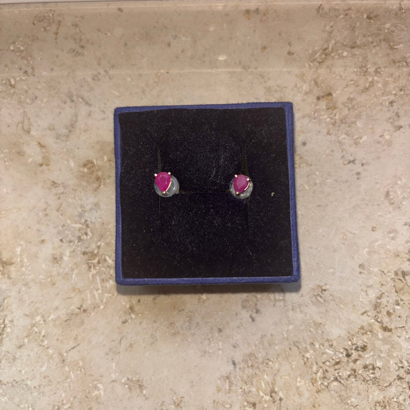 Goude swarovski oorbellen met roze robijnen edelsteen, Bijoux, Sacs & Beauté, Bracelets à breloques, Enlèvement ou Envoi, Comme neuf
