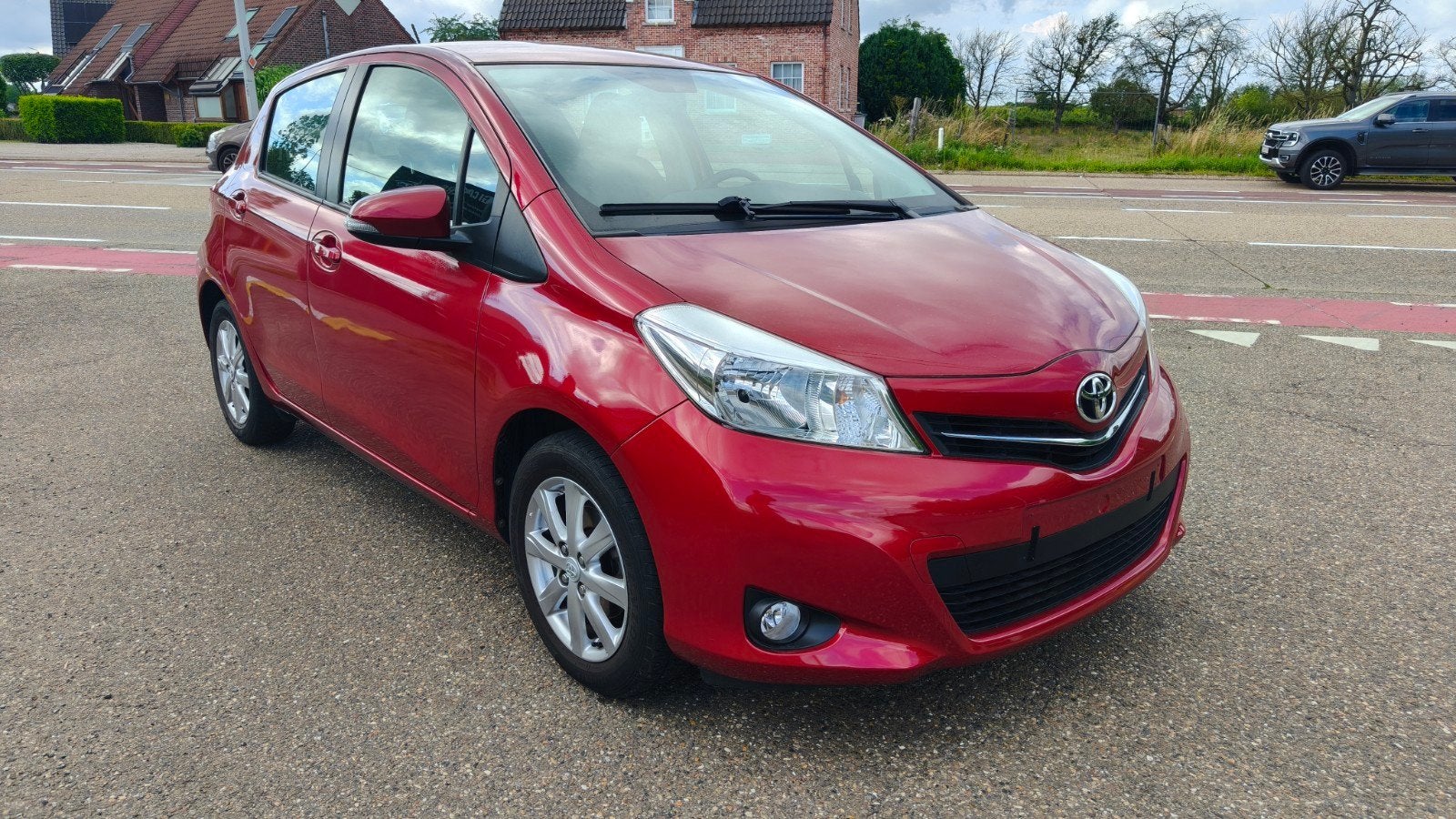 Toyota Yaris 1.33i VVT-i Lounge 79 kw, Rouge, Euro 5, Achat, Entreprise