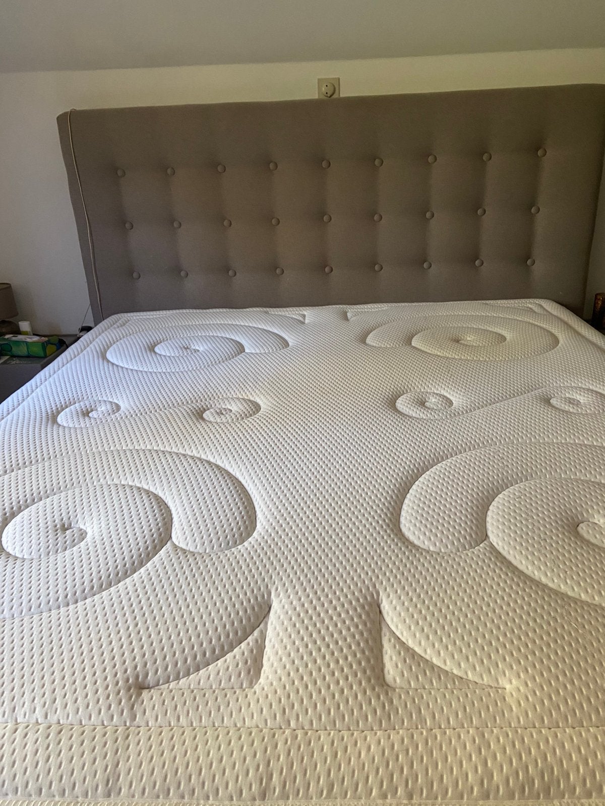 Bed taupe, 210 cm, Comme neuf, Landelijk, Enlèvement