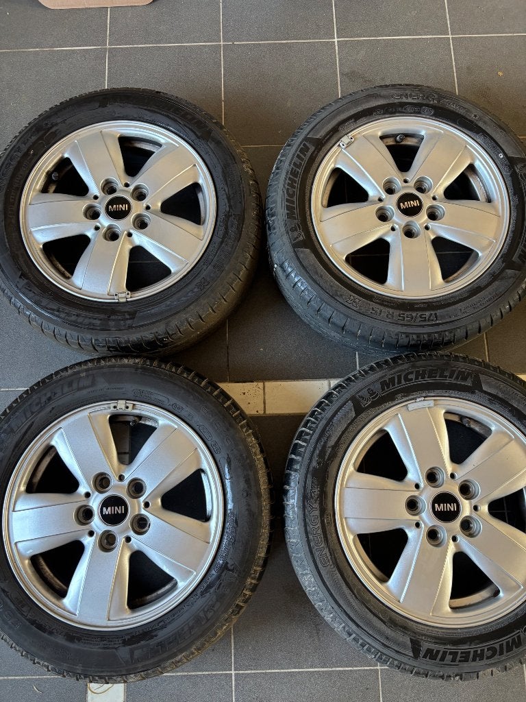 Banden met velgen en mini logo MINI ONE, Autos : Pièces & Accessoires, Pneus & Jantes, 14 pouces, Pneus et Jantes, 4 Saisons, 175 mm
