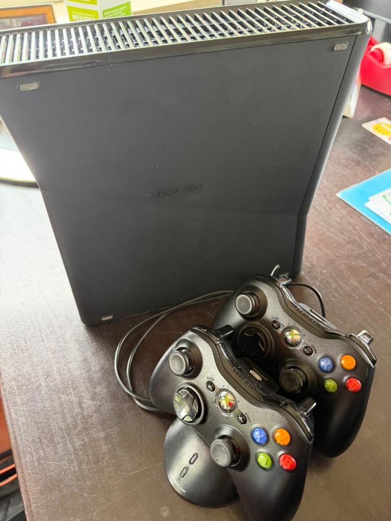 Xbox 360, Games en Spelcomputers, Spelcomputers | Xbox Original, Ophalen of Verzenden, Gebruikt, Met 2 controllers