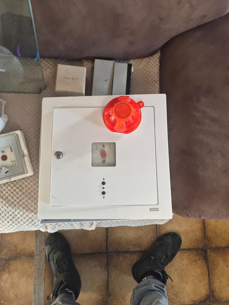 Centrale de commande VELUX avec bouton d’alarme / désenfumag, Enlèvement
