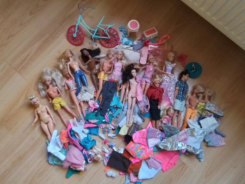 Barbies met kleding en accessoires, Kinderen en Baby's, Speelgoed | Poppen, Ophalen, Gebruikt, Barbie