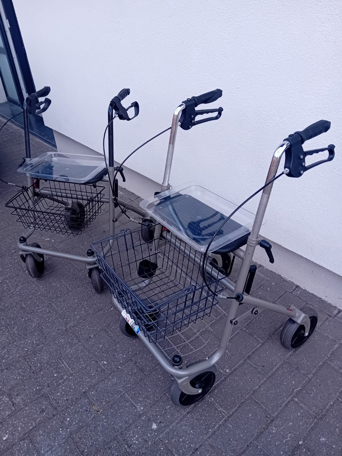 Deux rollatot 4 roues en parfait etat avec paniers et platea