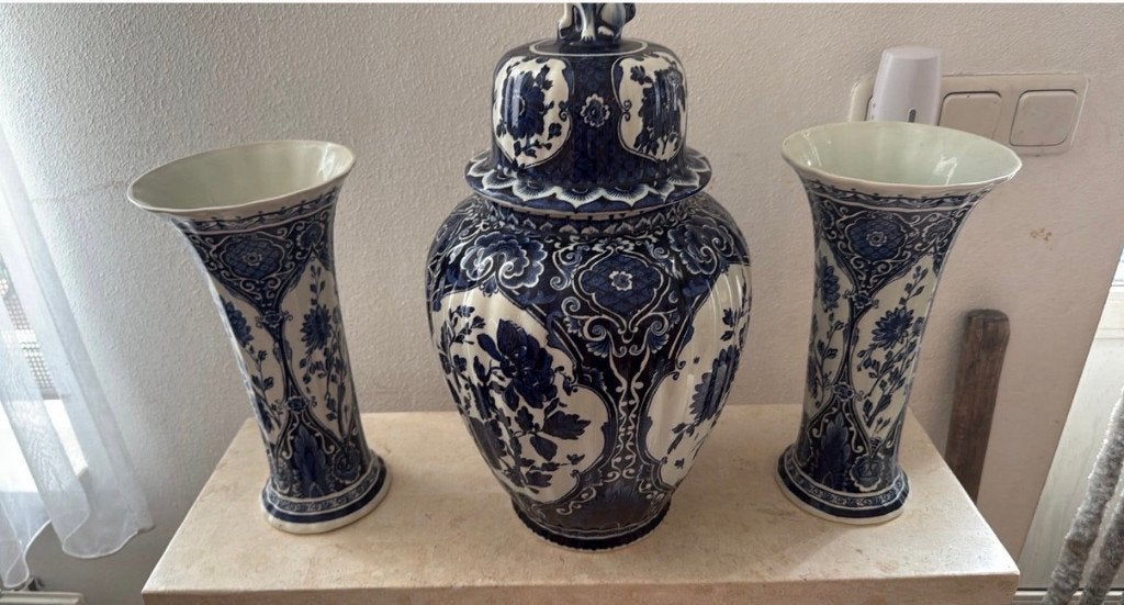 Boch Delfts Blauwe Set  2 Vazen Dekselpot Handbeschilderd, Antiek en Kunst, Curiosa en Brocante, Ophalen of Verzenden