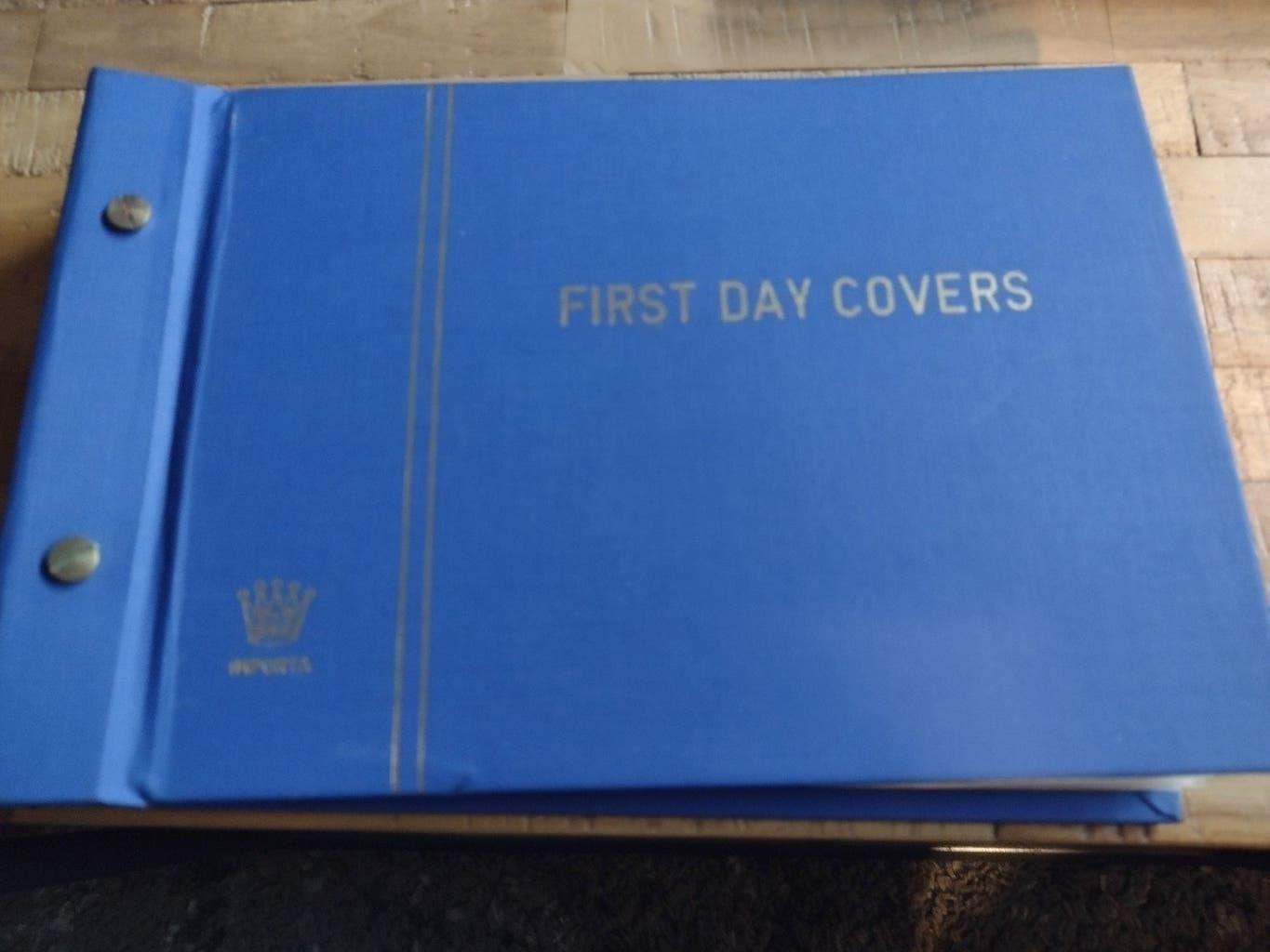 BOEK: FIRST DAY COVERS-gevuld met 30 tal items, Postzegels en Munten, Ophalen of Verzenden, Gestempeld
