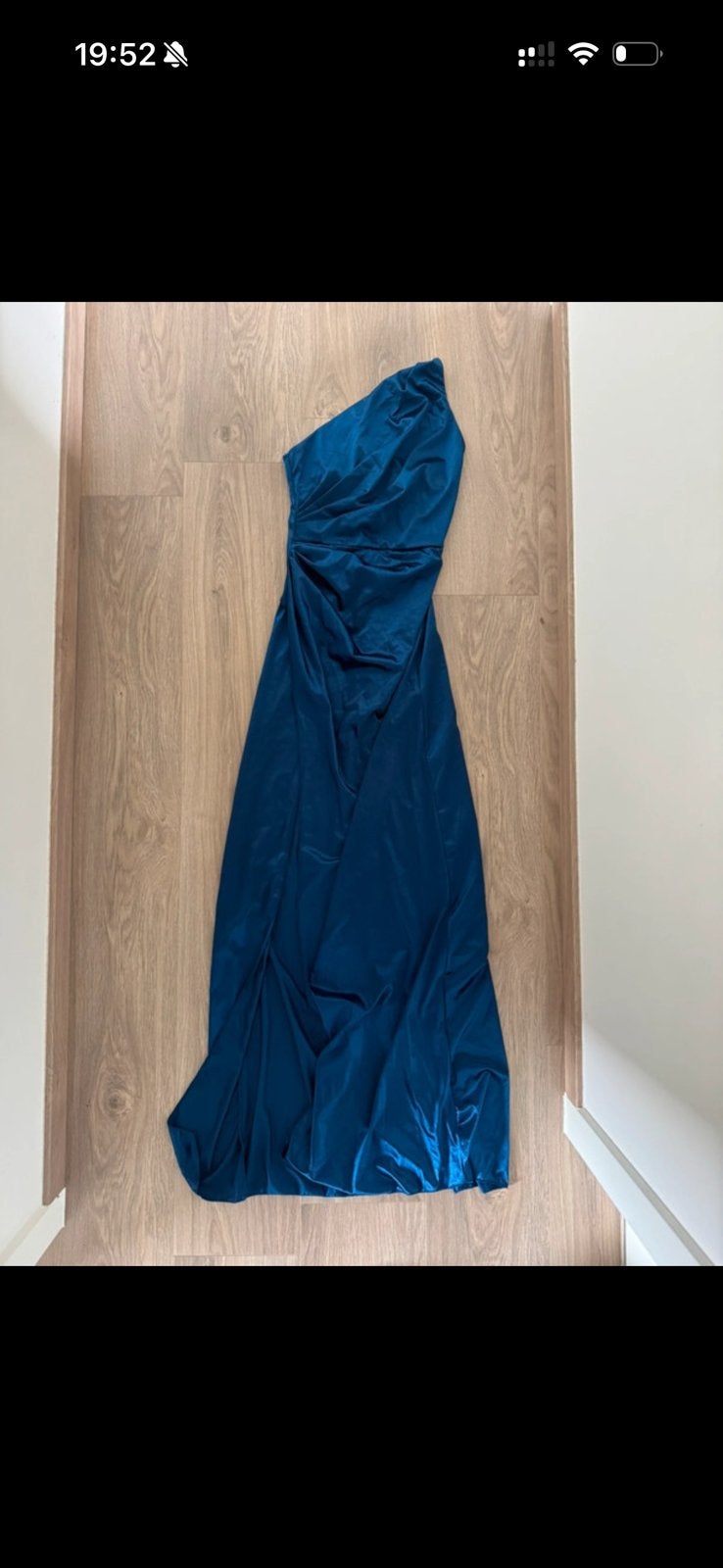 Shein: Blauw satijnen look 1 off shoulder kleed met split, Kleding | Dames, Gelegenheidskleding, Galajurk, Nieuw, Maat 36 (S)