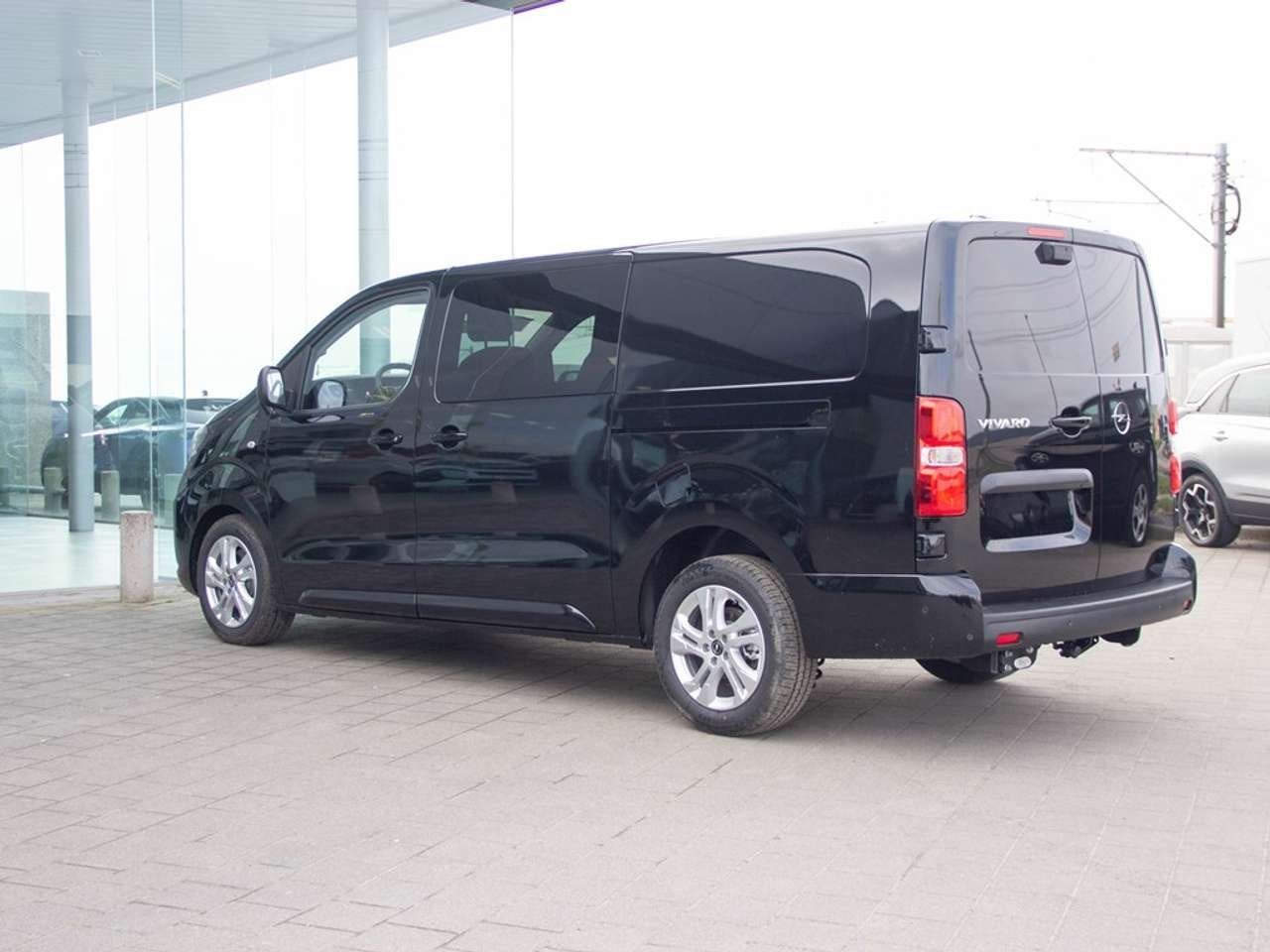Opel Vivaro DC XL 150PK AT8 CAMERA|NIEUW|TREKHAAK|, Auto's, 0 cilinders, 0 kg, Zwart, Leder