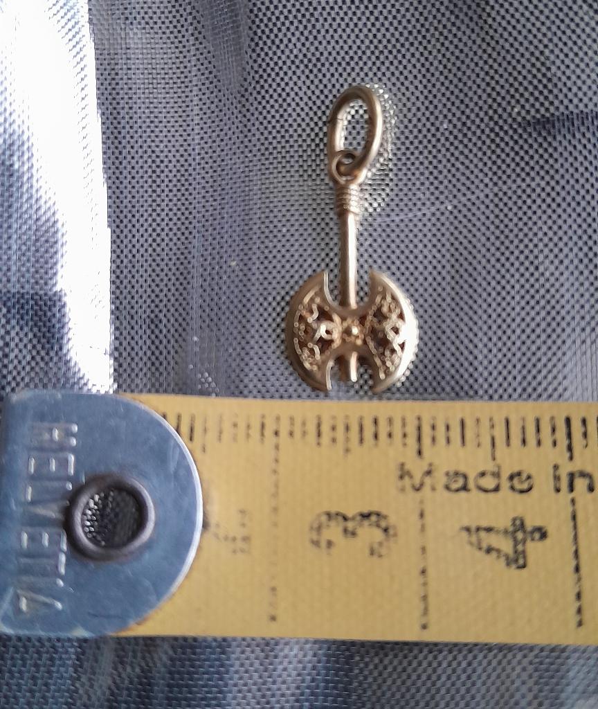 Vikingsbijl verguld 1cm. hoogte 2cm, Handtassen en Accessoires, Antieke sieraden, Ophalen, Overige materialen, Hanger, Verguld