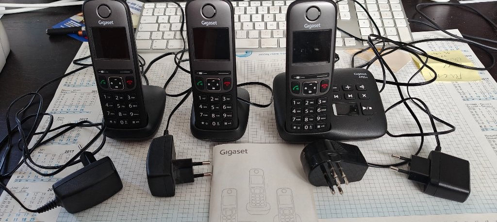 Ensemble téléphonique fixe avec 3 appareils portables, Télécoms, Téléphones fixes | Combinés & sans fil, Enlèvement, Comme neuf