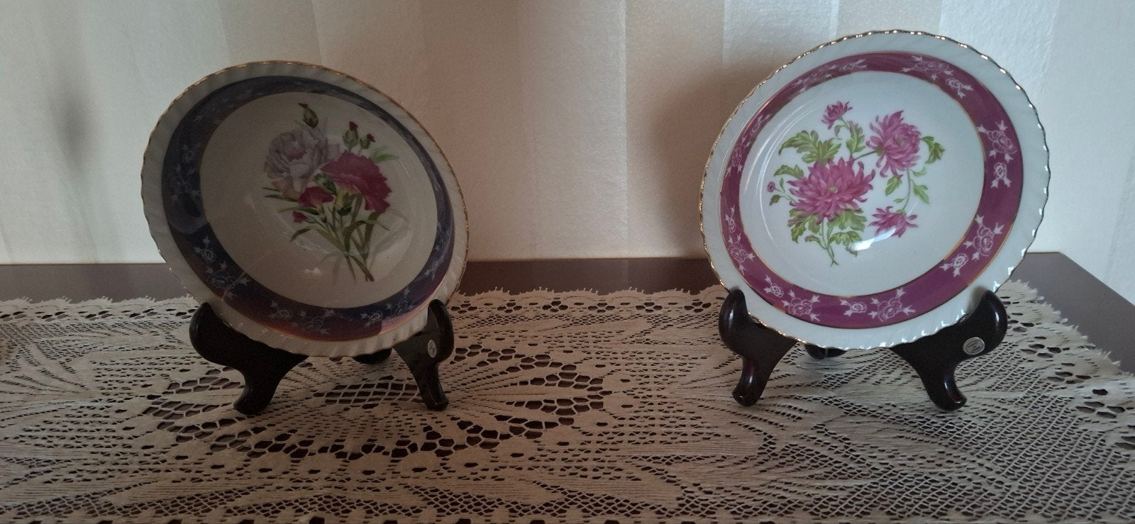 2 prachtige schalen met houten staander,diameter 19 cm, Ophalen