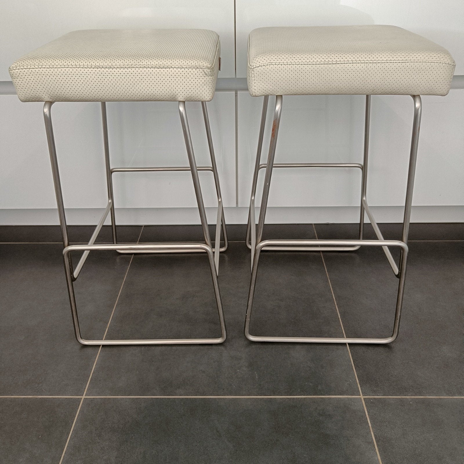 Tabourets de bar en chrome/cuir design Barcelona., Avec repose-pieds, 2 tabourets, Enlèvement, Utilisé