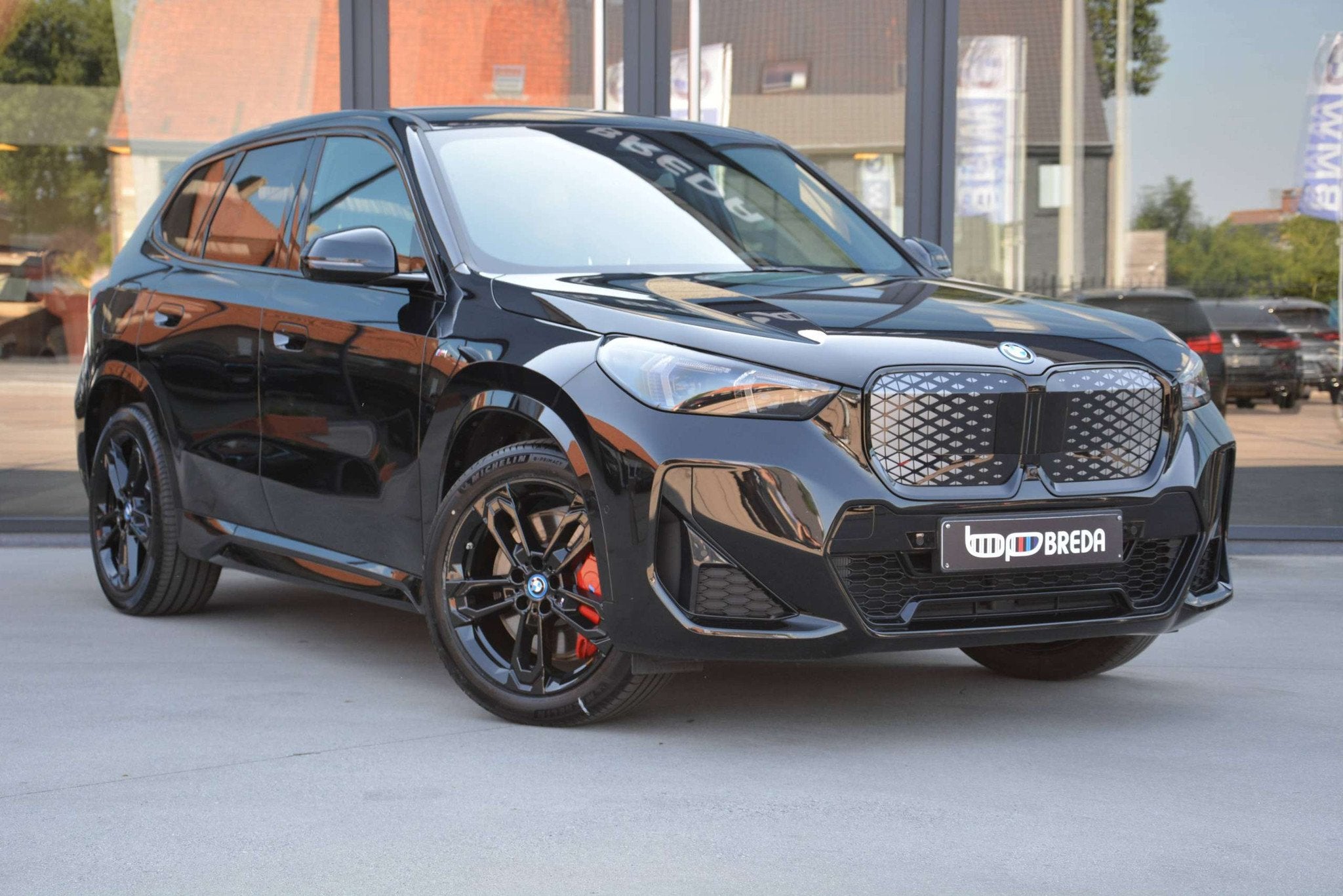 BMW iX1 eDrive20 M-Sport Pro/360Cam/HUD/ACC/Keyless/19", Auto's, Gebruikt, Zwart, Zwart, Leder