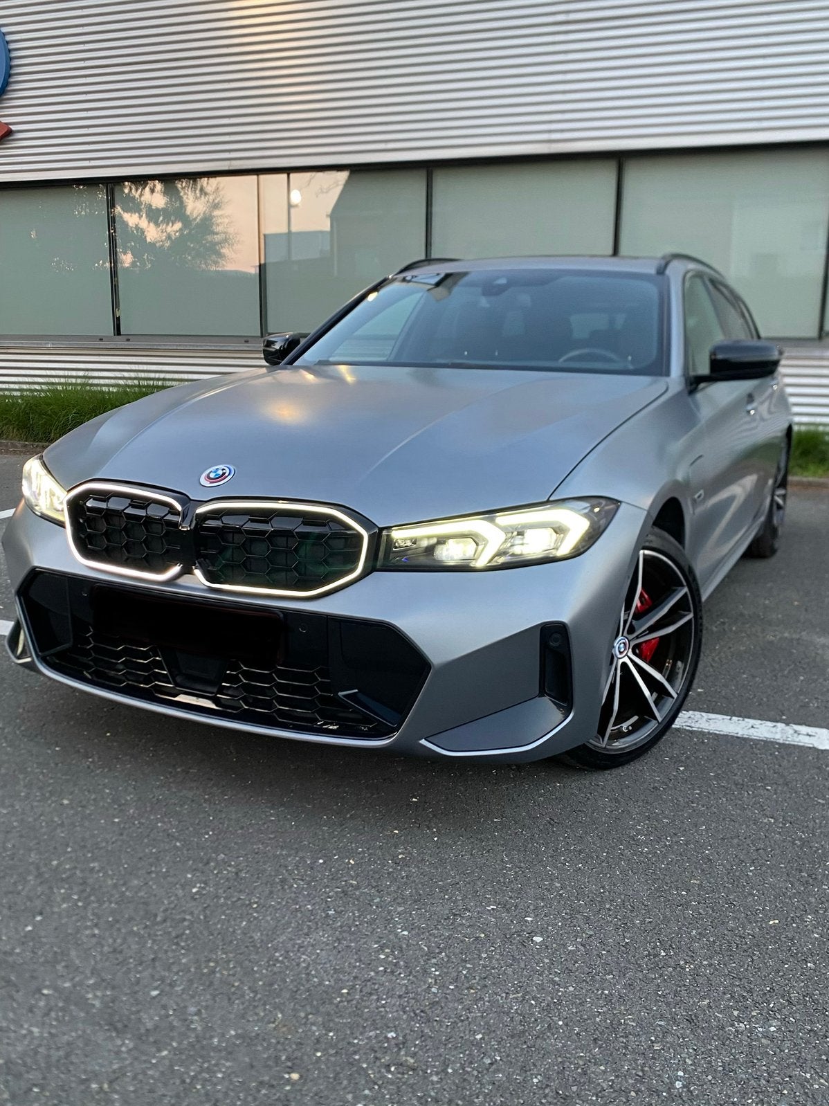 BMW 330 e X-DRIVE M-SPORT PANO/CURVED-DISPLAY “MODEL2023”, Auto's, BMW, Automaat, 1998 cc, 4 cilinders, Dealer onderhouden