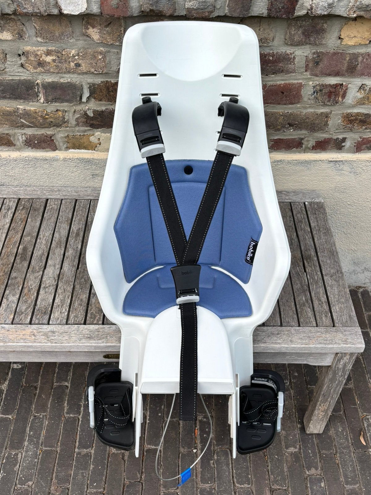 Fietsstoel Bobike wit/blauw, Fietsen en Brommers, Fietsaccessoires | Fietsstoeltjes, Nieuw, Achterzitje, 9 t/m 36 kg, Voetsteuntjes