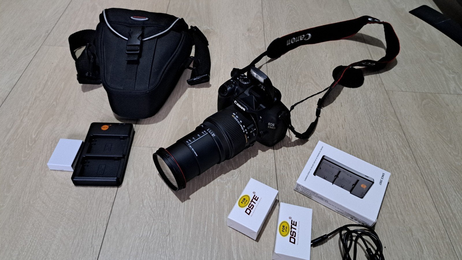 Canon Eos 550D met 18-200 mm lens, oplader voor 3 batterijen, Ophalen of Verzenden, Zo goed als nieuw, Oplader, Canon
