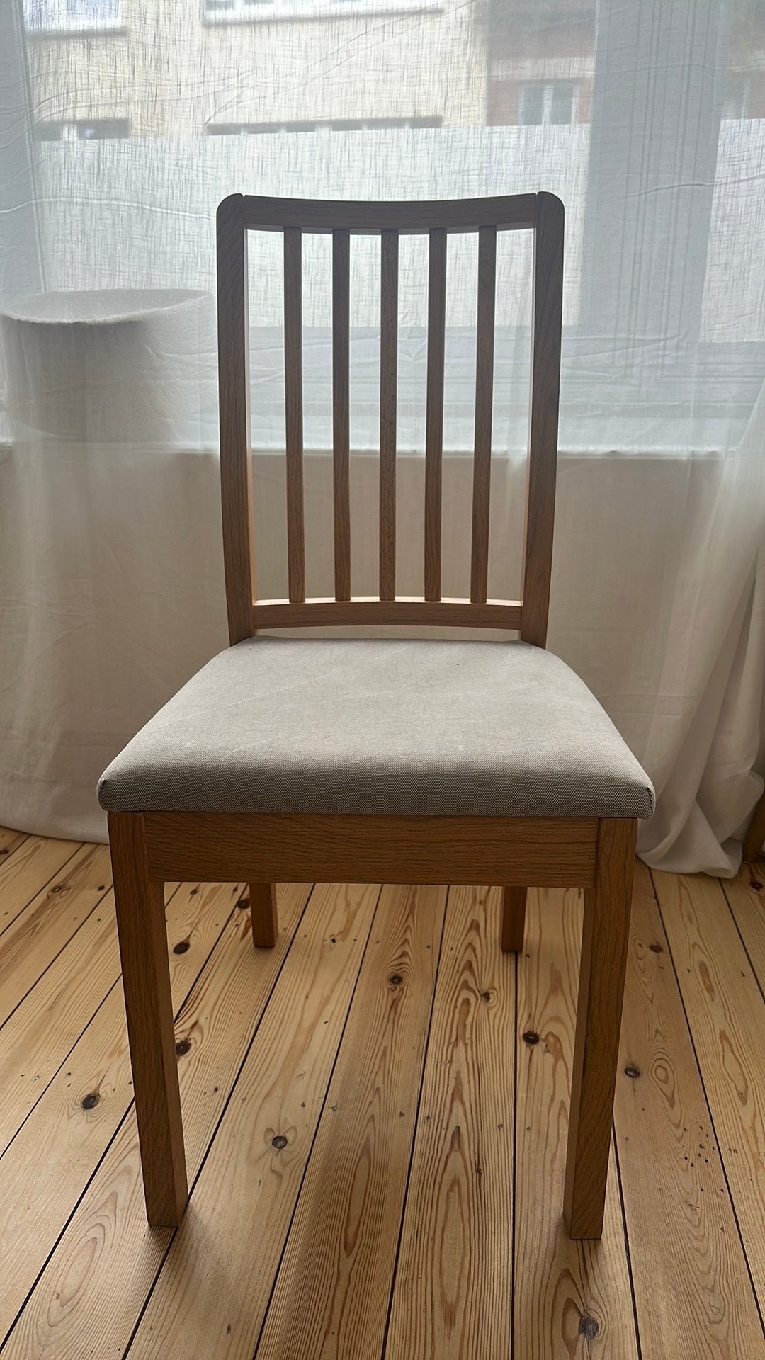 2 chaises IKEA – effet bois & tissu gris clair, Immo