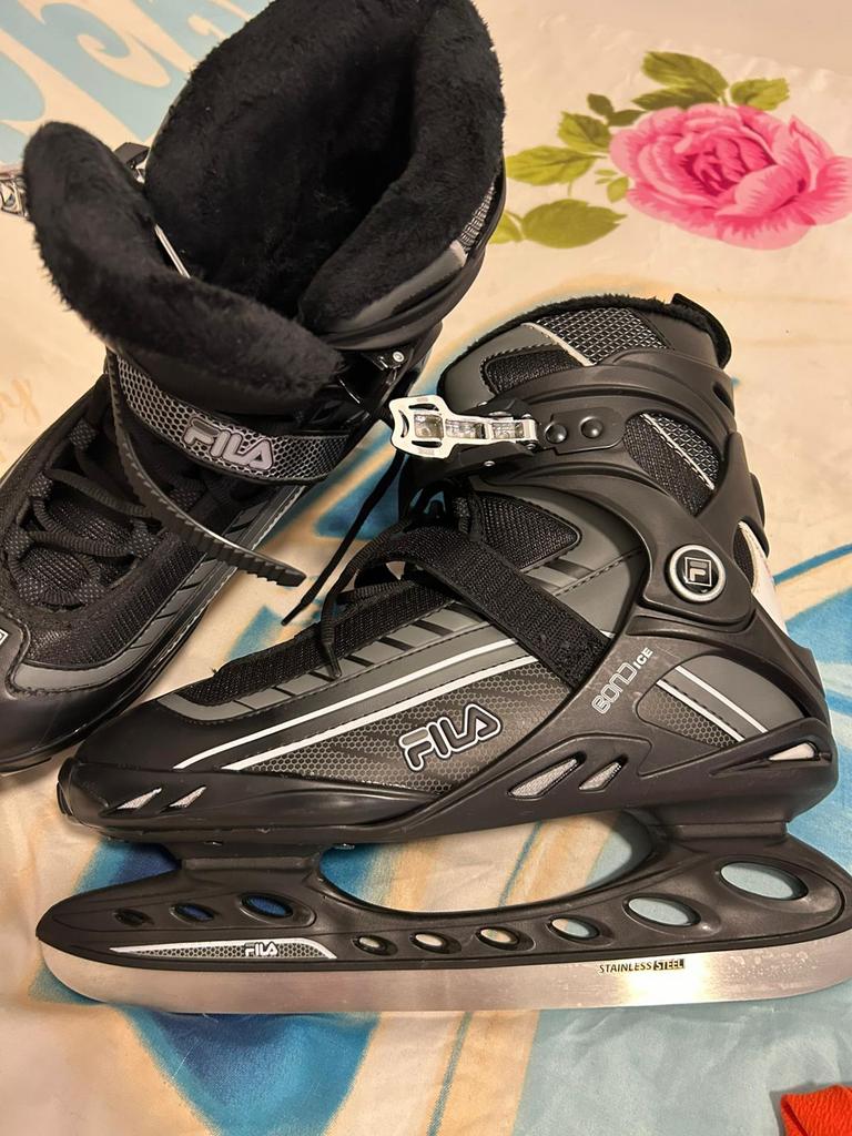 Patins noirs de la marque Fila taille 46, Sports & Fitness, Patinage, Enlèvement, Comme neuf