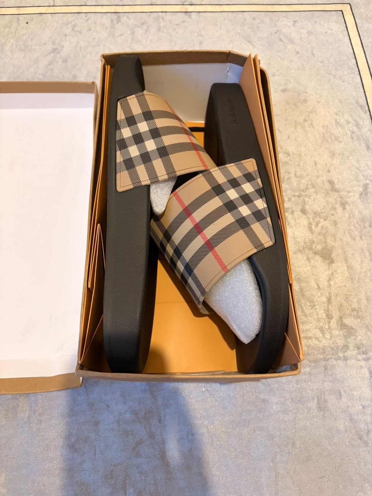 Burberry slippers 43, Vêtements | Hommes, Chaussures, Enlèvement, Neuf, Chaussons