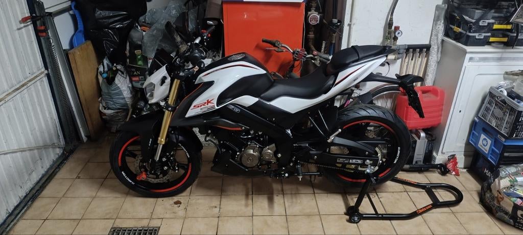 Qj motor srk125 S comme neuve 18km, Motos, Motos | Marques Autre, Particulier, Naked bike, jusqu'à 11 kW, 1 cylindre, ABS, Éclairage LED