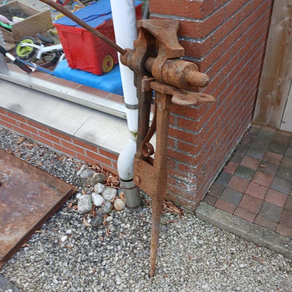 Zware gietijzeren bankschroef, Ophalen