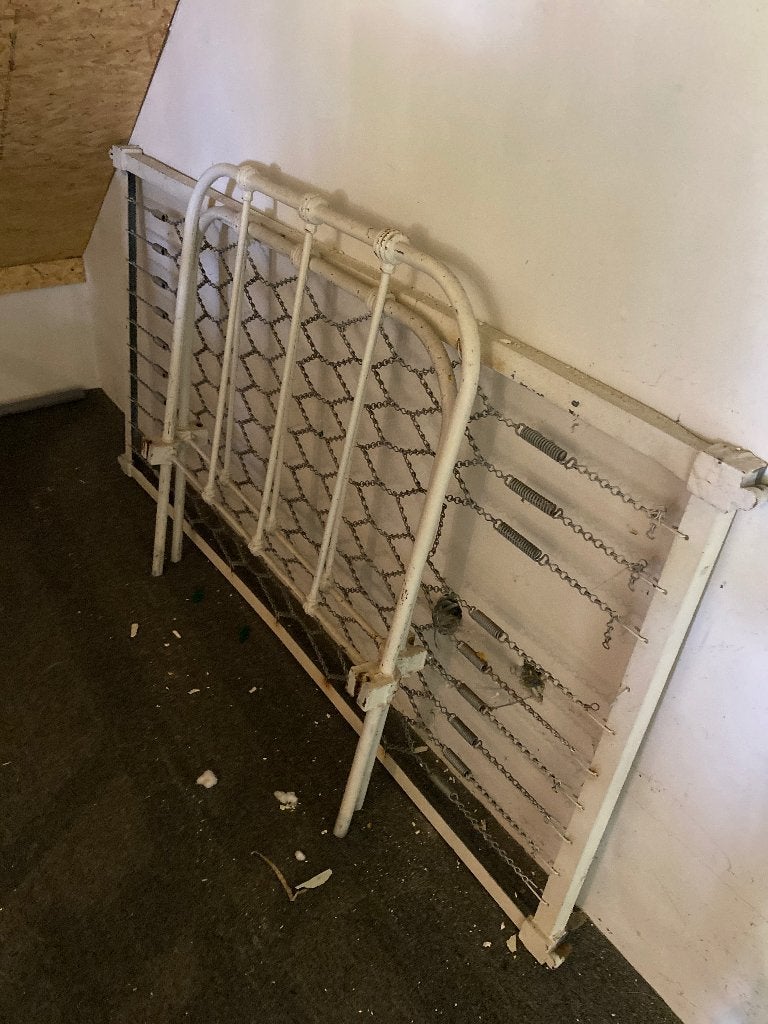 Antiek ijzeren bed, Enlèvement