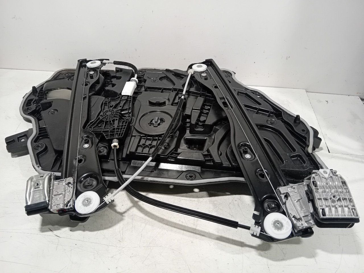 Raammechaniek elektrisch rechts voor Tesla Model, Onderdelen@venauto.nl, Van der Ven Autorecycling B.V., Ettenseweg 76, 4706 PB Roosendaal, The Netherlands