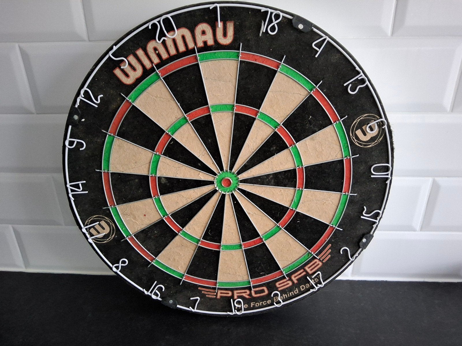 Jeu de fléchettes WINMAU Pro SFB, Sports & Fitness, Enlèvement, Comme neuf, Cible de fléchettes