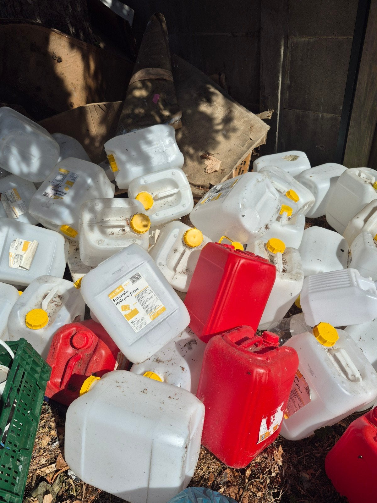 lege jerrycans 10l gratis, Divers, Lots de brocante, Enlèvement, Utilisé