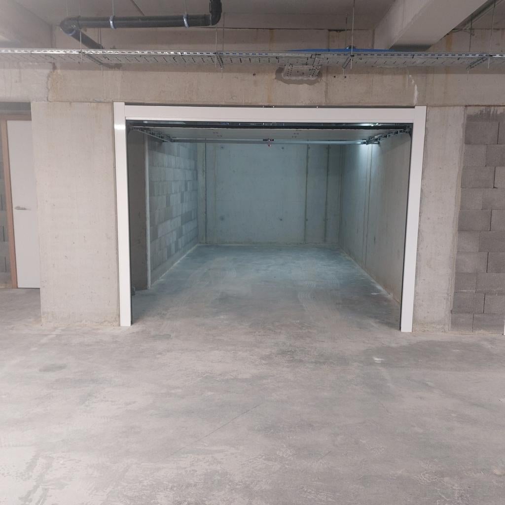 Ondergrondse garage met sectionale poort  Te huur
