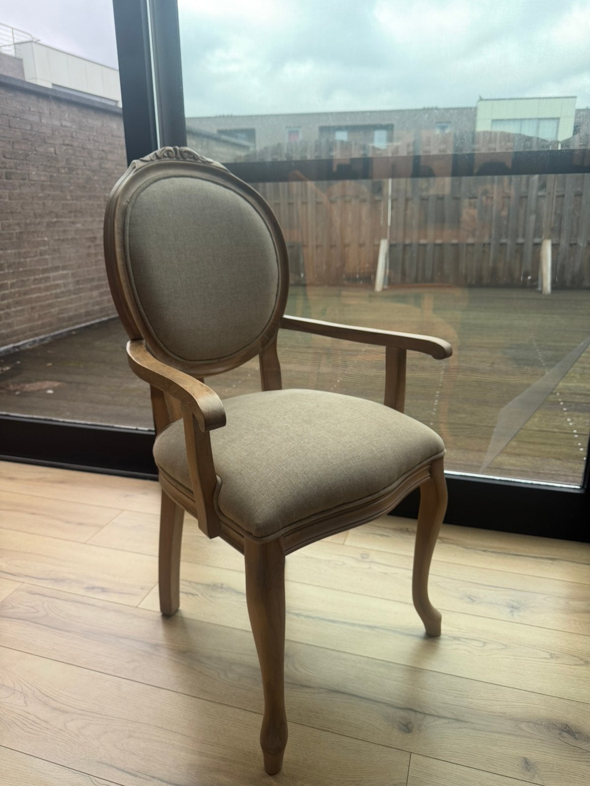 2 klassieke armstoelen – beige stof & houten frame, Huis en Inrichting, Ophalen, Hout
