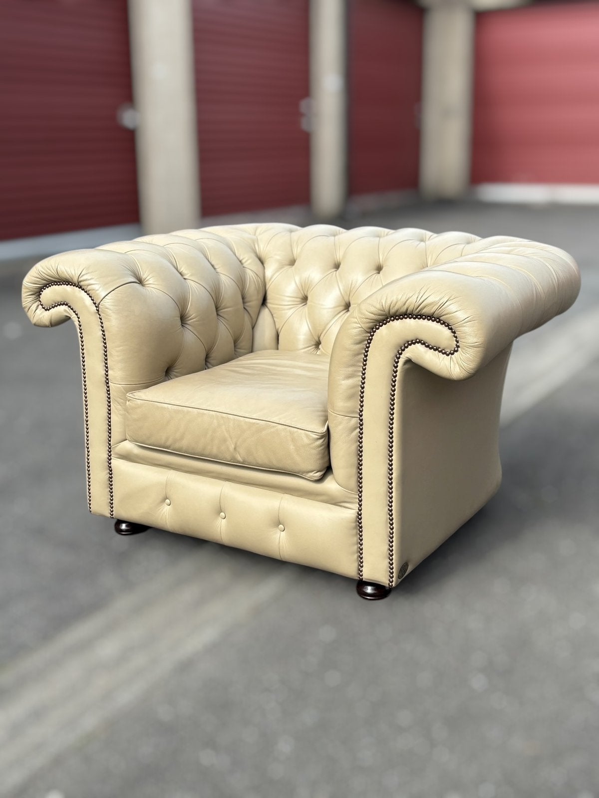 Fauteuil Chesterfield (Uccle) Deluxe Anglais, 100 à 125 cm, Enlèvement ou Envoi, Anglais, Comme neuf