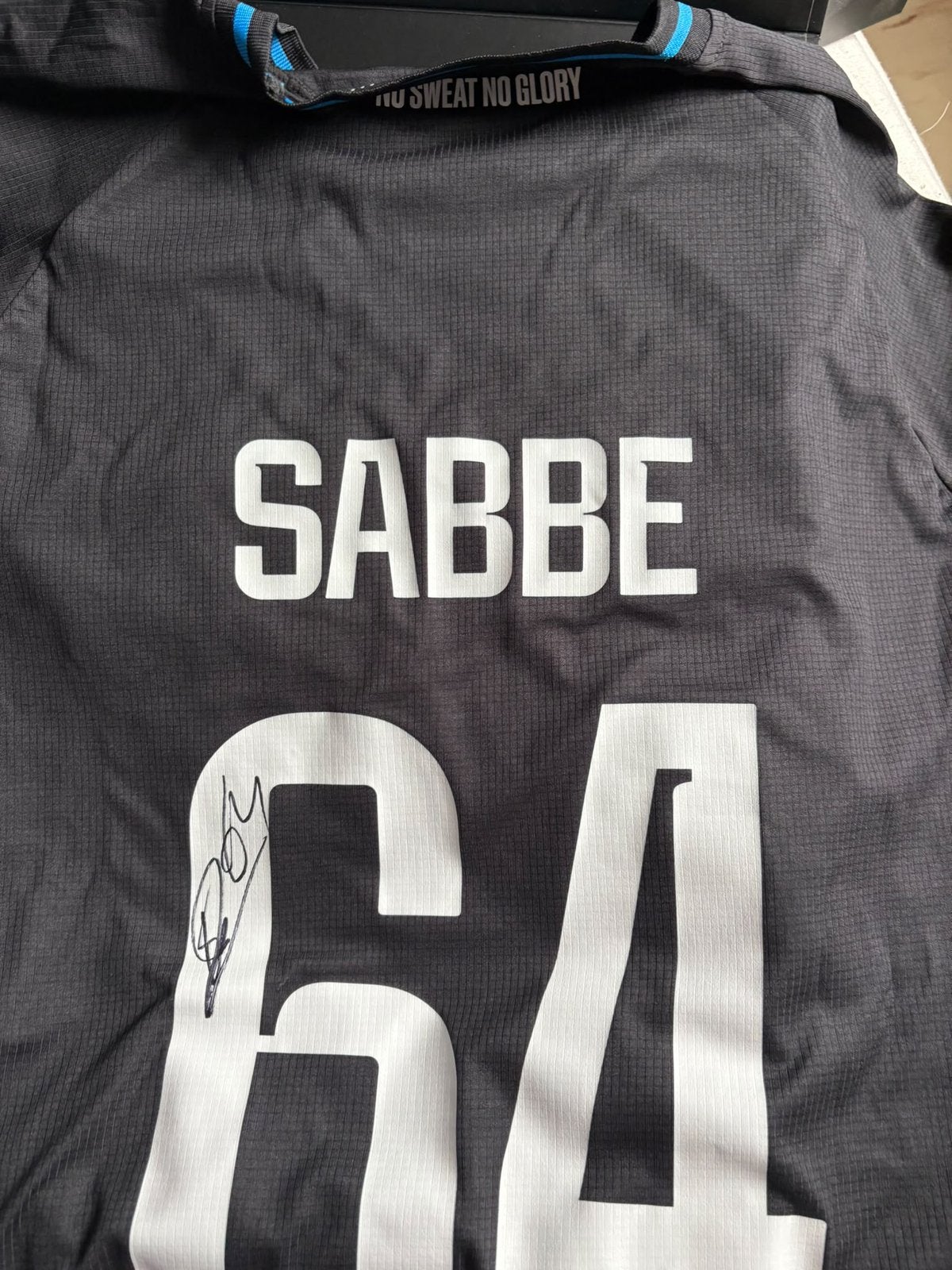 Gesigneerd wedstrijdshirt Kyriani Sabbe nr. 64 – Club Brugge, Enlèvement ou Envoi, Maillot