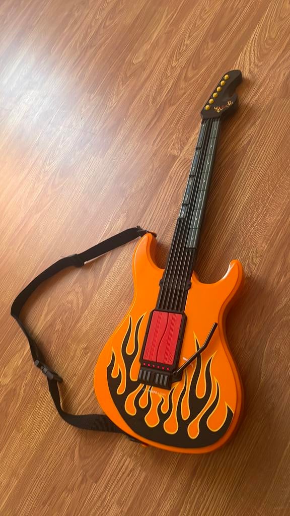 Gietaar met muziek, Musique & Instruments, Instruments à corde | Guitares | Basses, Enlèvement, Comme neuf